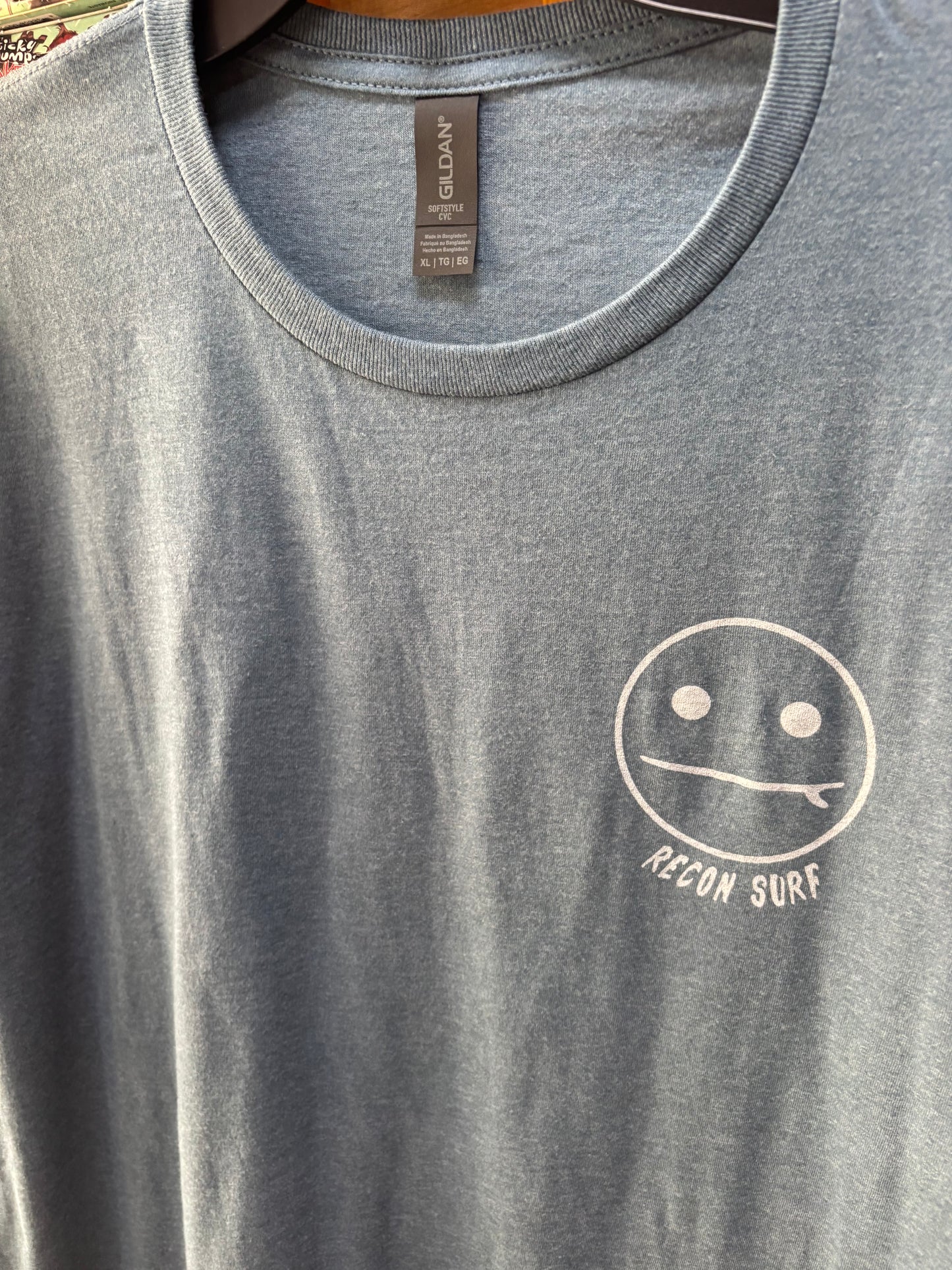 SURFER SMIRK TEE