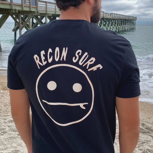 SURFER SMIRK TEE