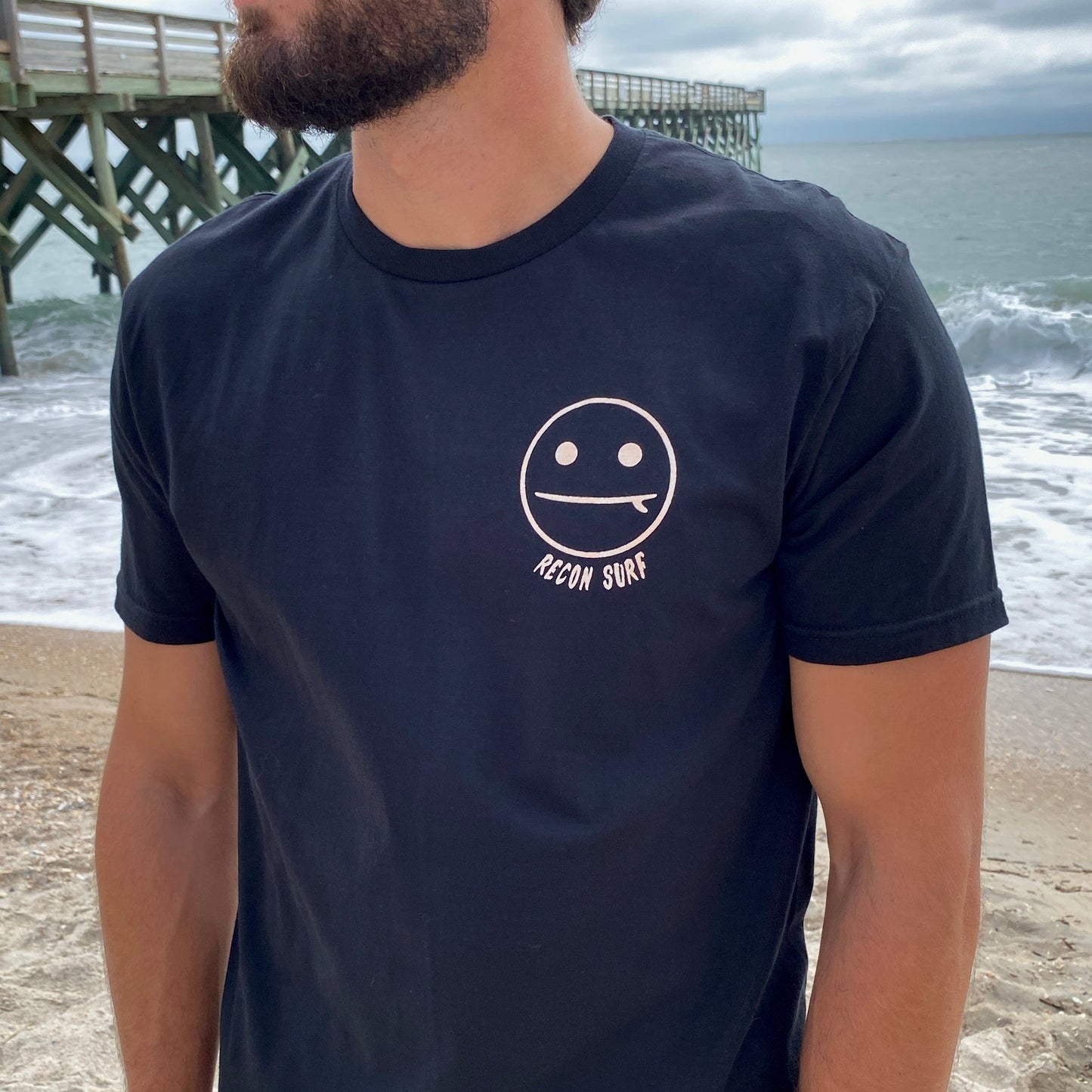 SURFER SMIRK TEE