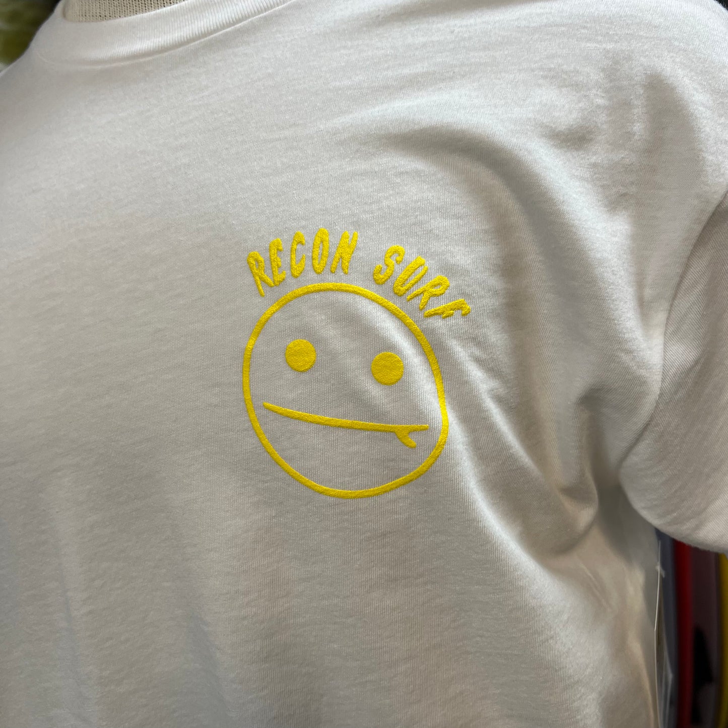 SURFER SMIRK TEE