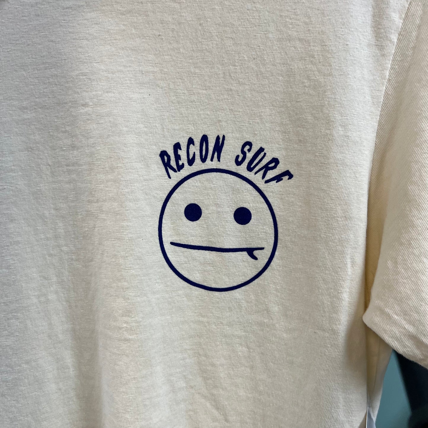 SURFER SMIRK TEE