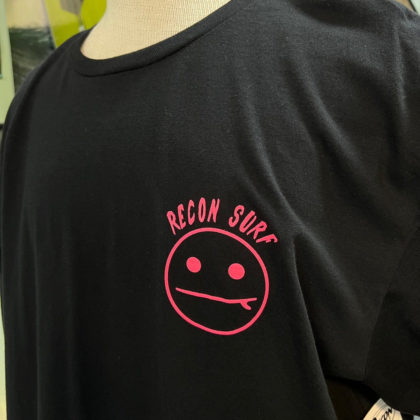 SURFER SMIRK TEE