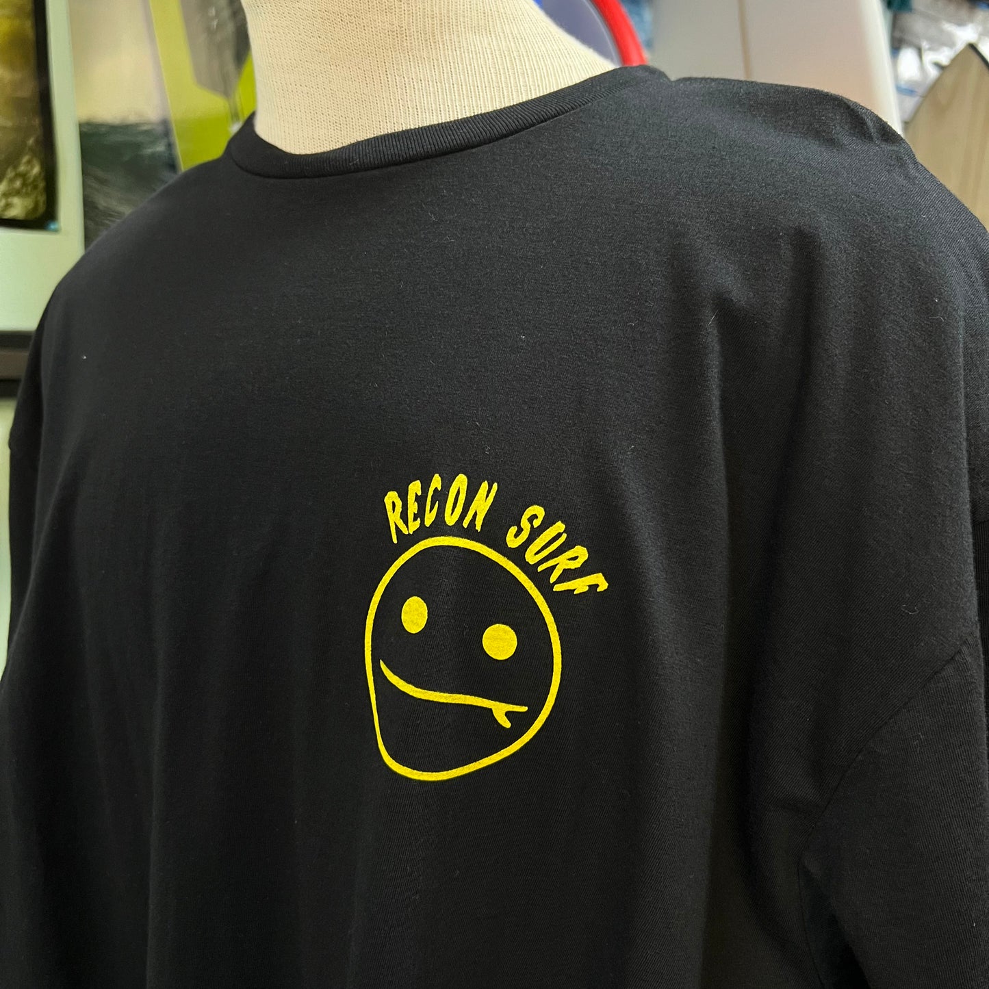 SURFER SMIRK TEE