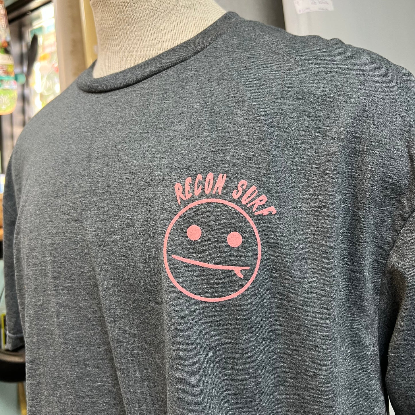 SURFER SMIRK TEE