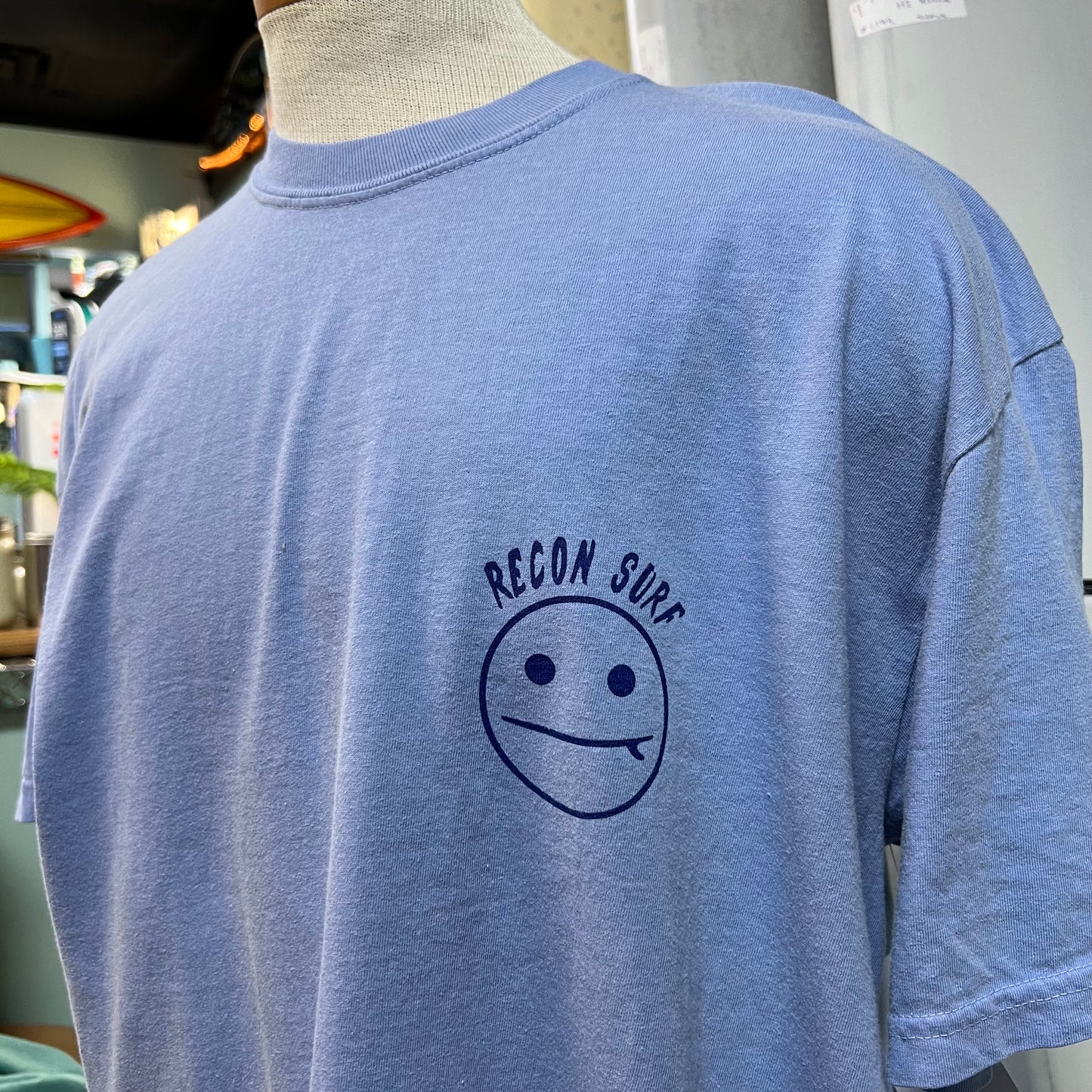 SURFER SMIRK TEE