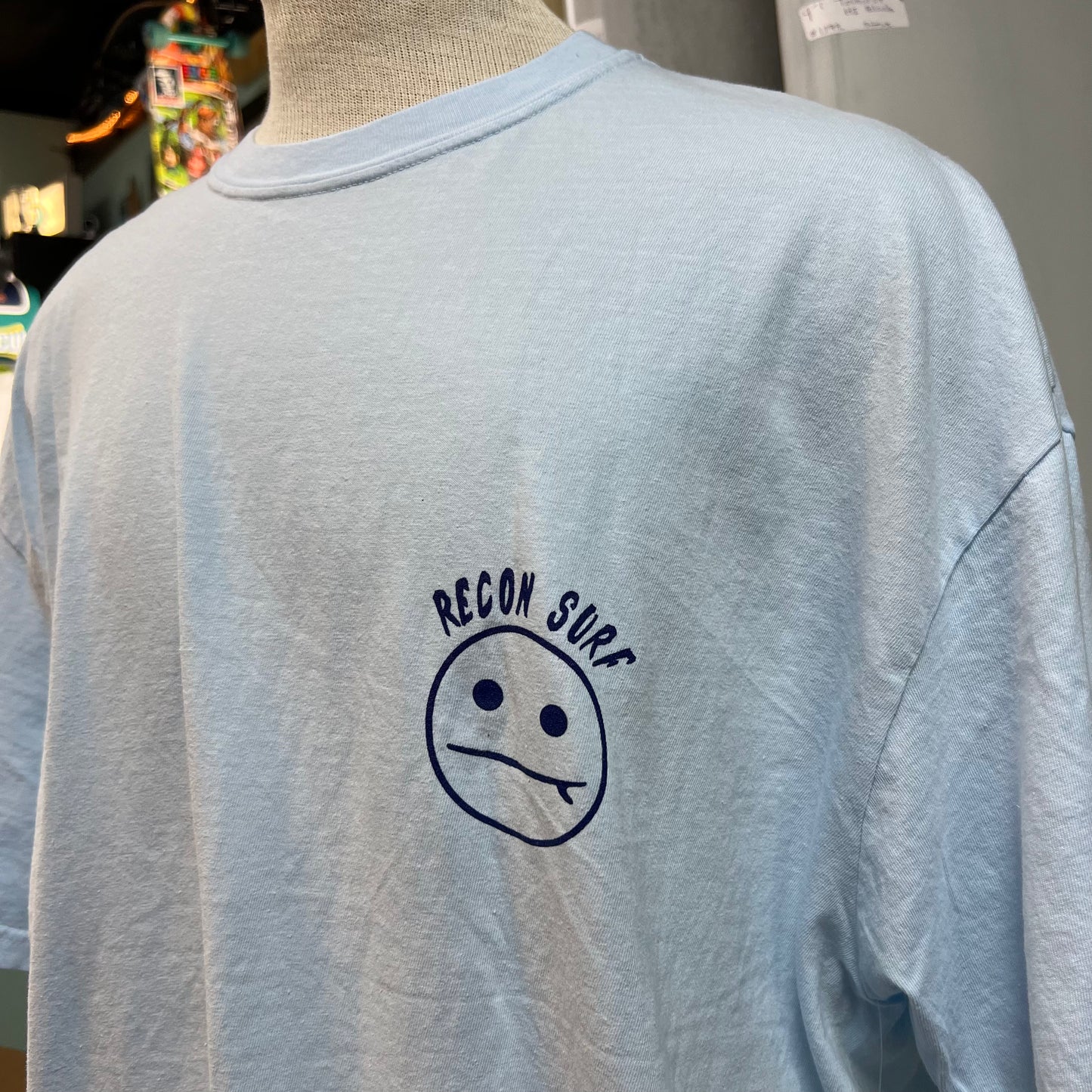 SURFER SMIRK TEE