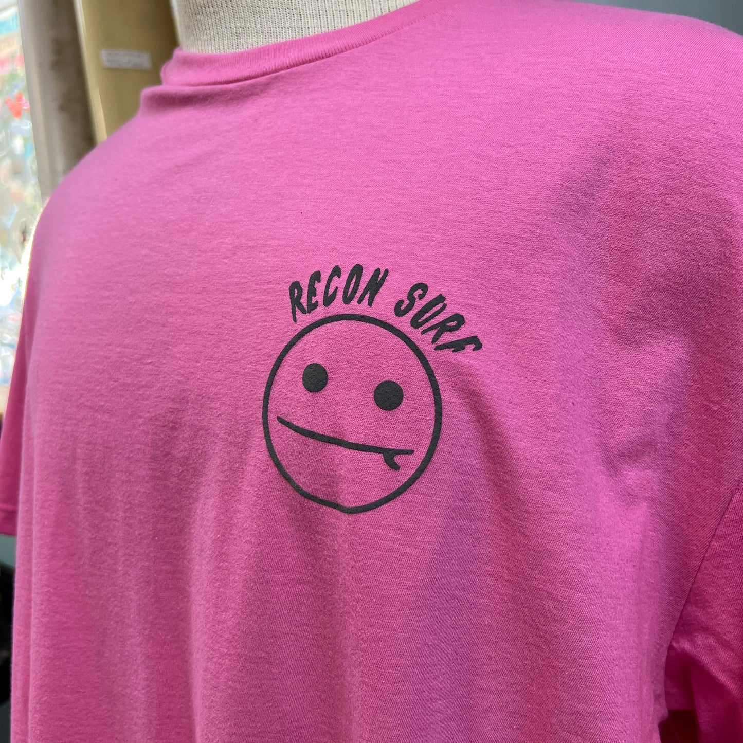 SURFER SMIRK TEE