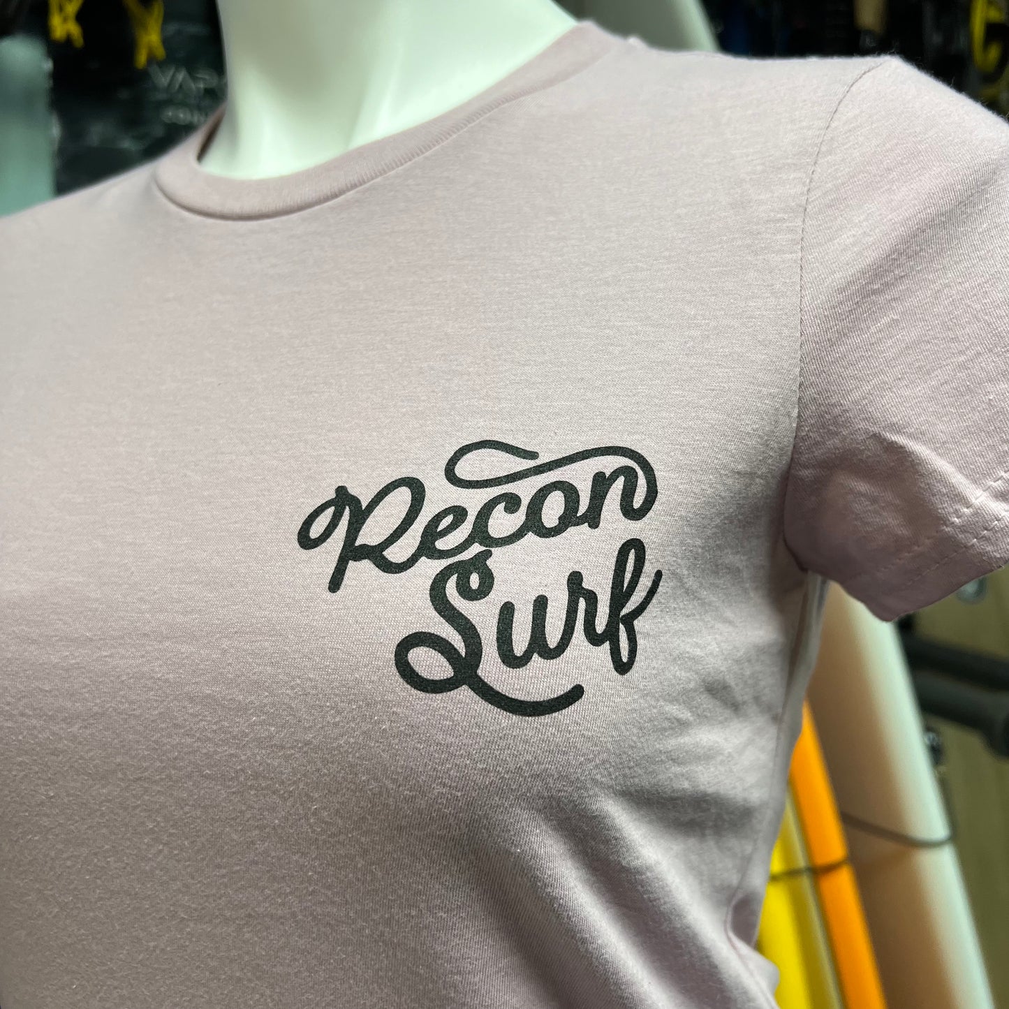 WOMEN'S BEACH DAY LOGO TEE
