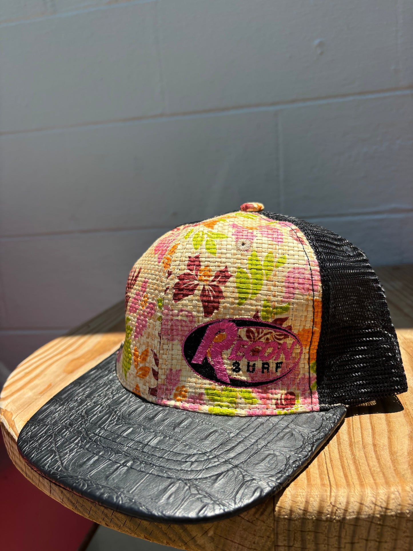 HAWAIIAN FLOWER TEXTURED LOGO HAT
