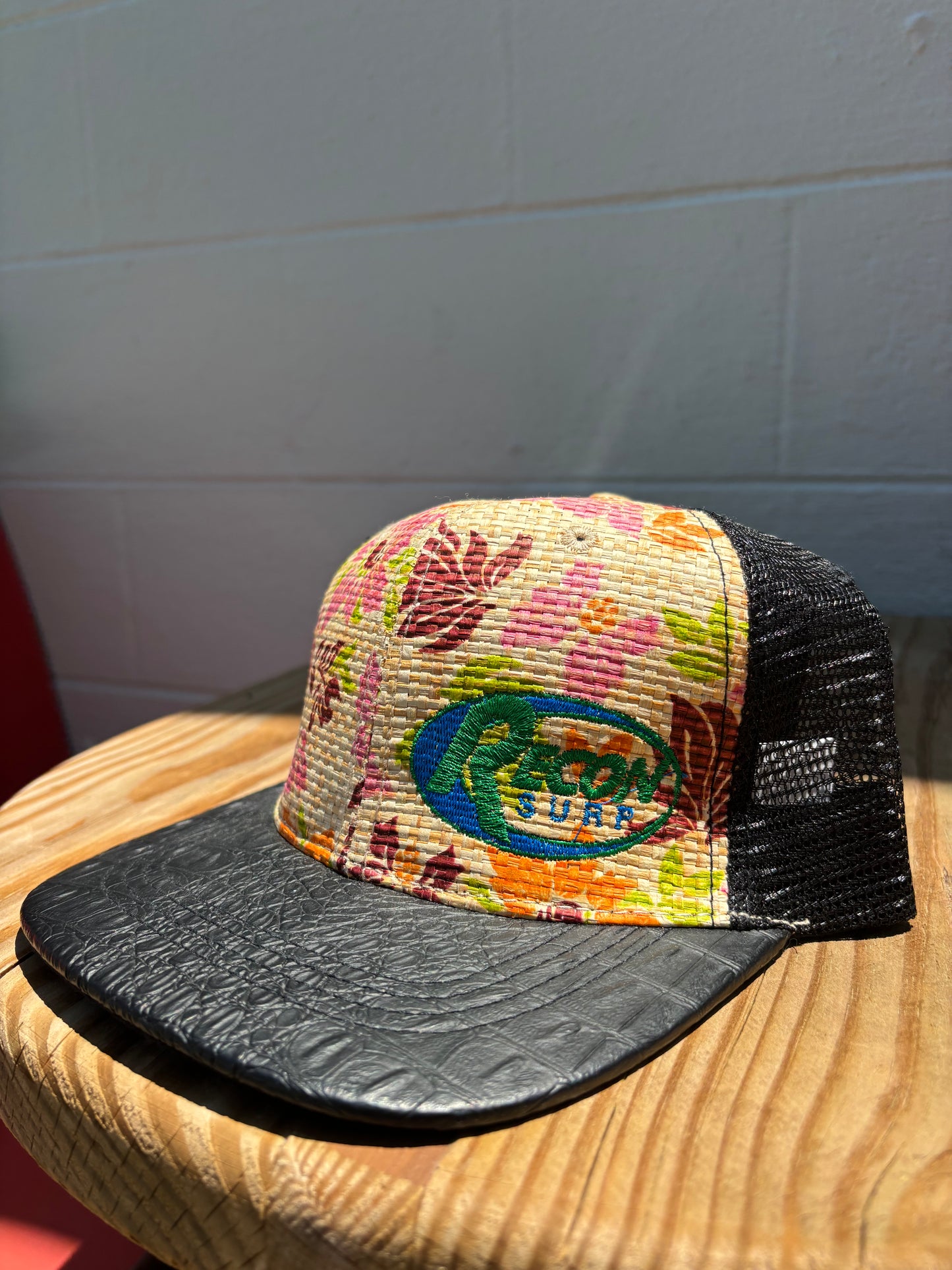 HAWAIIAN FLOWER TEXTURED LOGO HAT