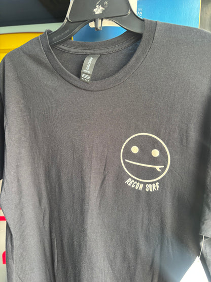 SURFER SMIRK TEE