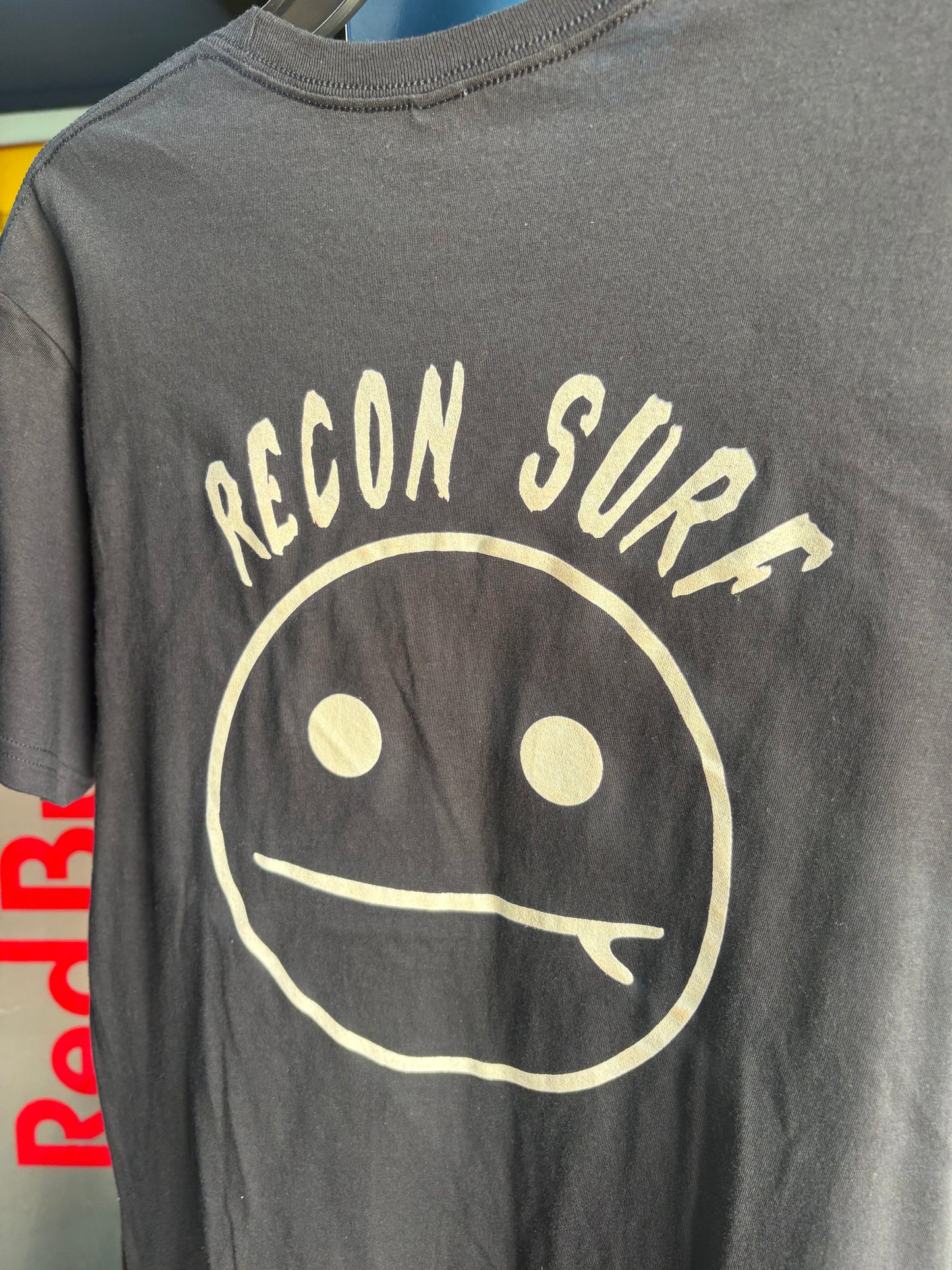 SURFER SMIRK TEE