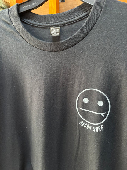 SURFER SMIRK TEE