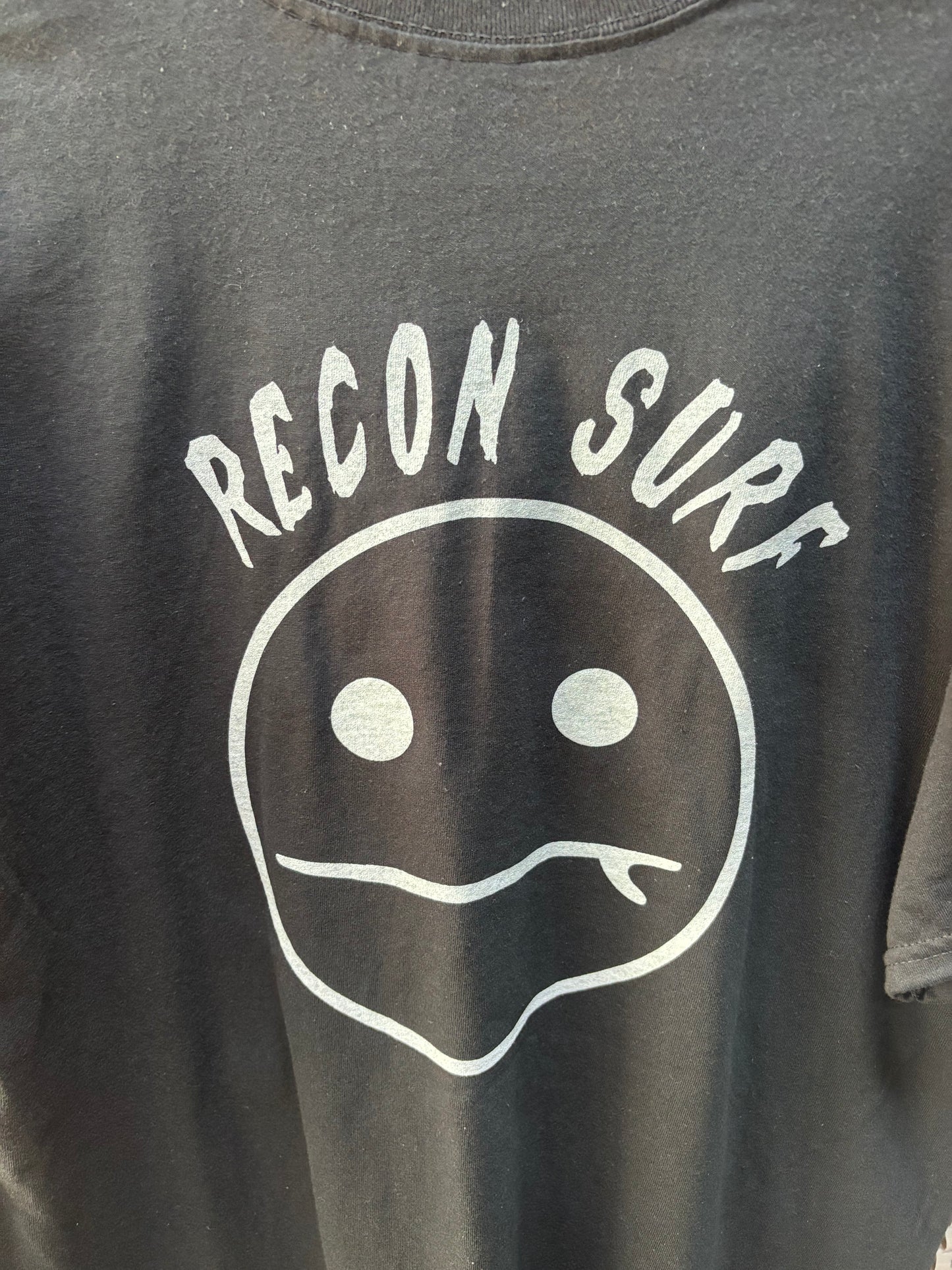 SURFER SMIRK TEE