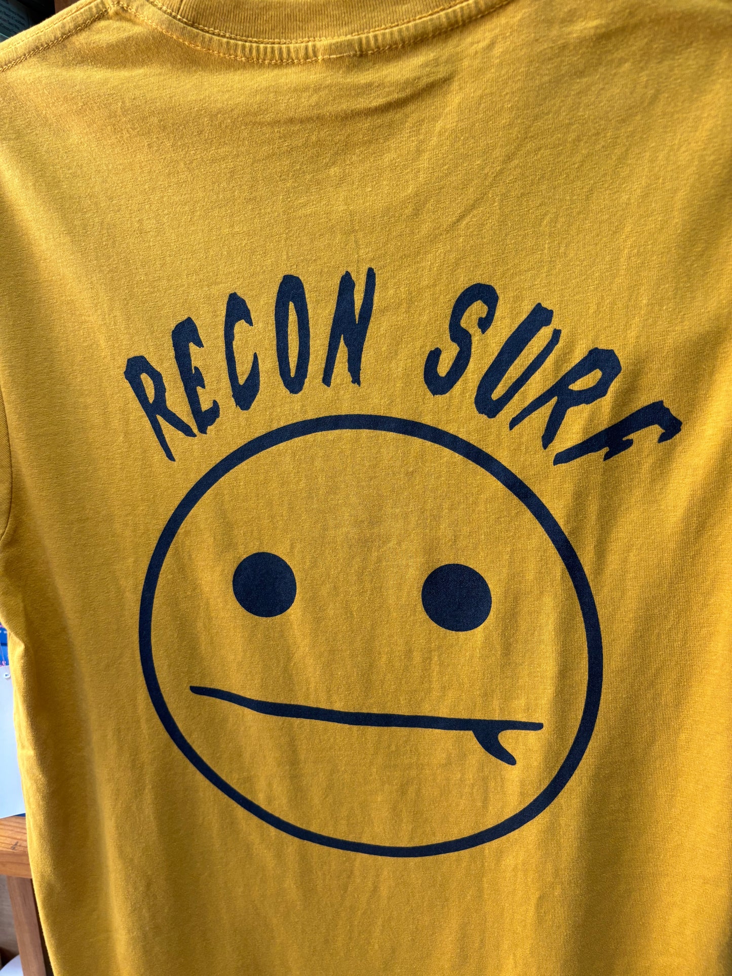 SURFER SMIRK TEE